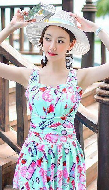 身穿酒红泳衣的小姐姐,身材富有立体感,彰显纤细时尚身材