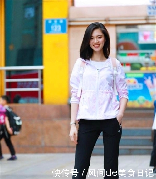 『小姐姐』街拍:超可爱的小姐姐,大长腿十分亮眼,非常有女人味