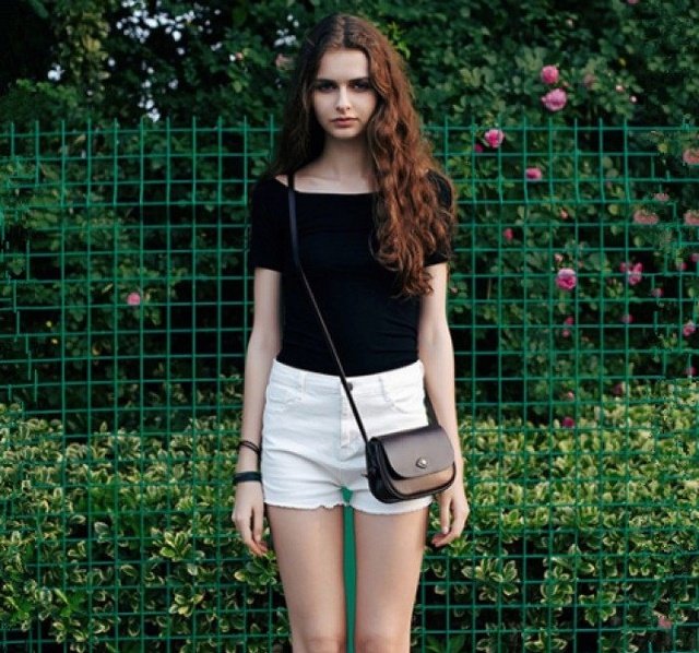 街拍“露半臀”外国女人穿的才叫短裤！最后一位看完你会贫血的！