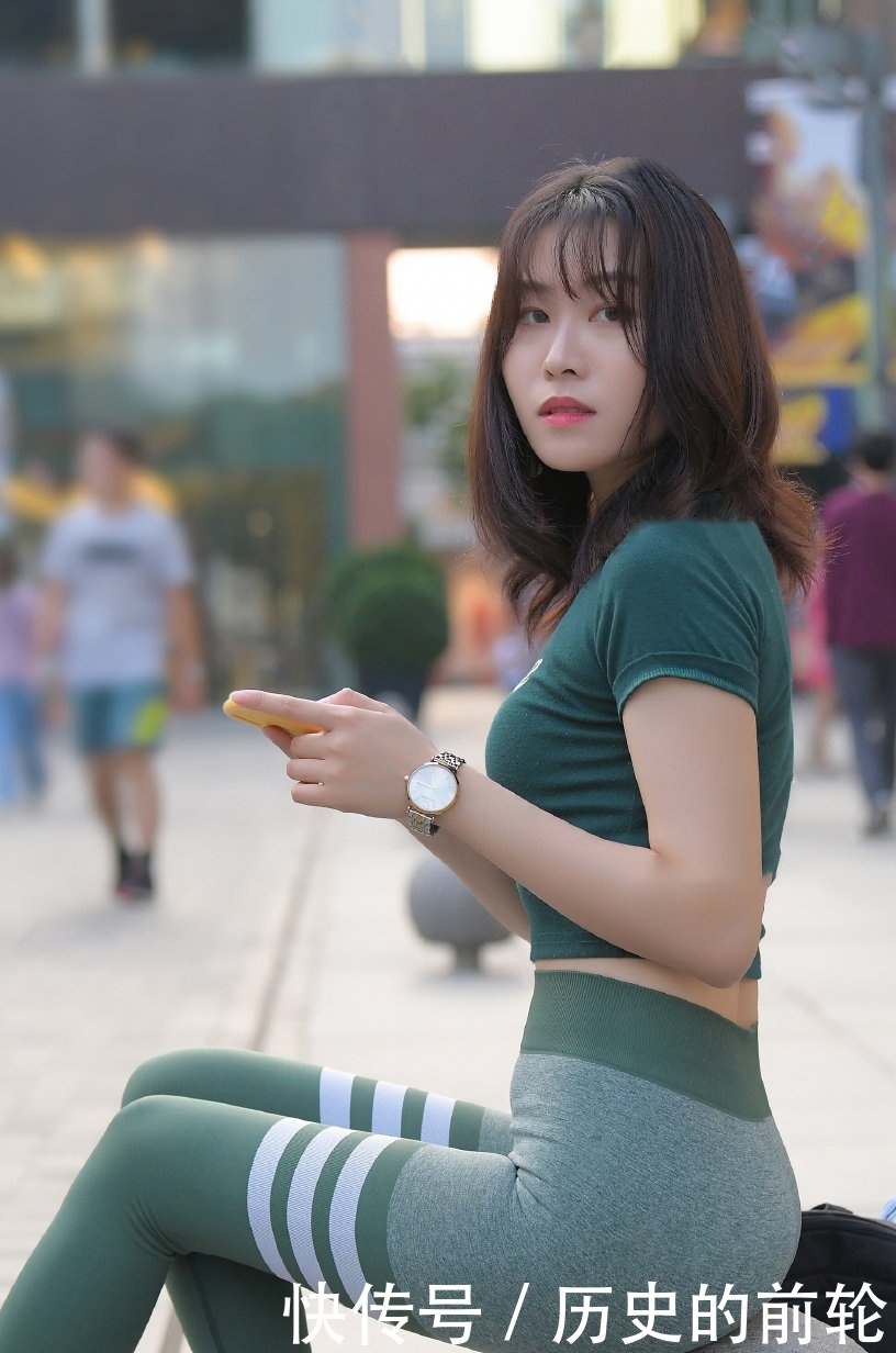  #女生#女生如何表现大长腿，健美裤加高跟鞋，美女的心机搭配很有效