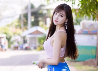 街拍：穿着优雅显魅力的小姐姐，秀丽端庄美丽动人！