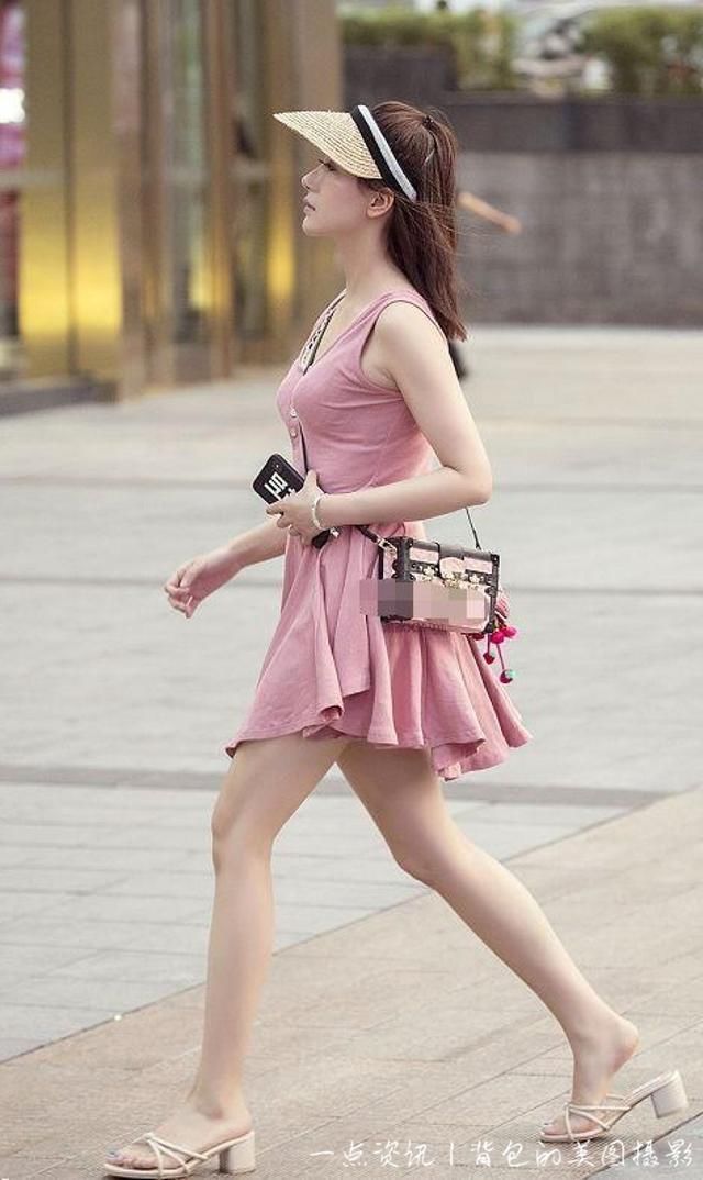 路人街拍,小姐姐打着伞漫步在雨中,满满的女人味