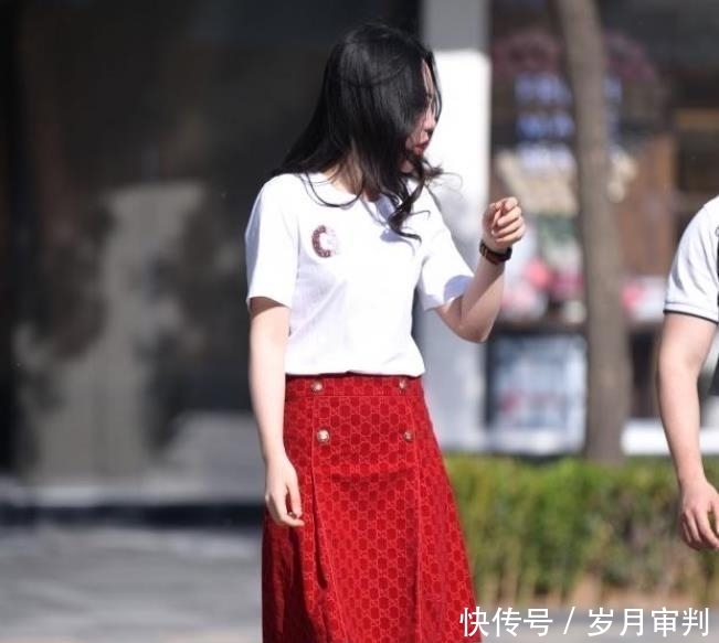『美女』美女街拍:身材高挑的小姐姐,自信穿搭,有气场,魅力十足!