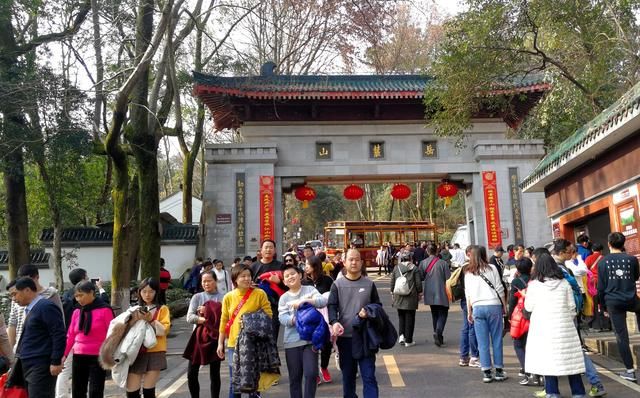 正月初二阳光普照 岳麓山人流“爆棚”（视频）