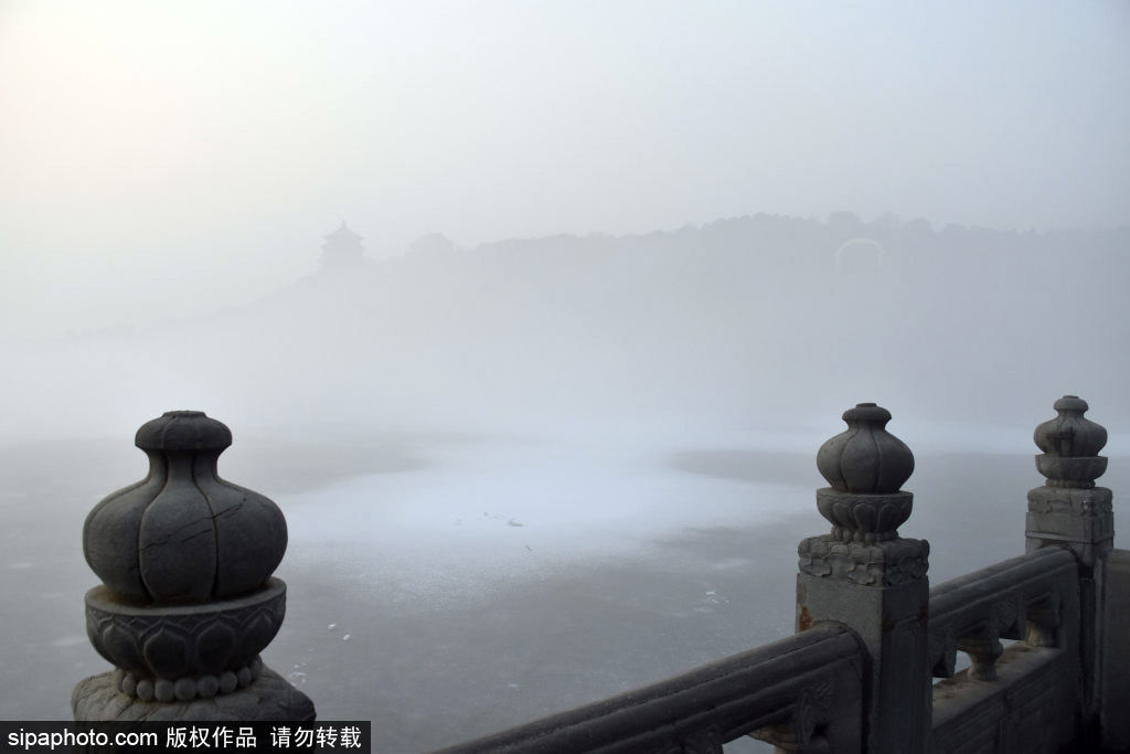 北京颐和园景区雪后惊现平流雾奇观 云雾飘渺宛如仙境