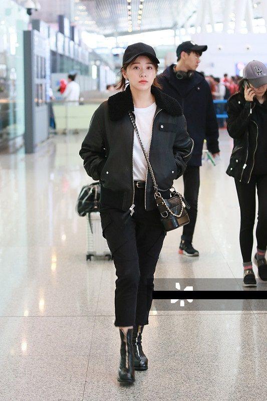 阚清子一袭黑色V领长裙撞衫马苏，相差7岁差距太大网友：没法比