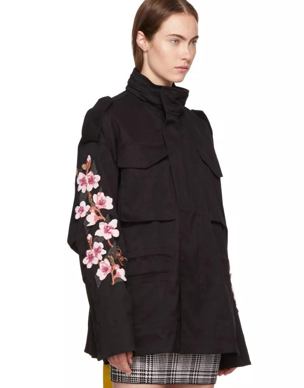 窦靖童周迅忘年交同框，同款搪瓷杯要不要来一只？