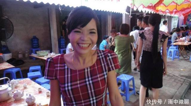 越南美女上班族素颜工作，看完想娶回家，下班后却差点认不出！