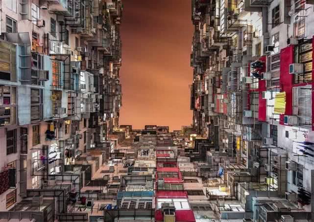  『穷人』现实中的香港：穷人睡猪笼，住垃圾堆；富人使劲吸血！