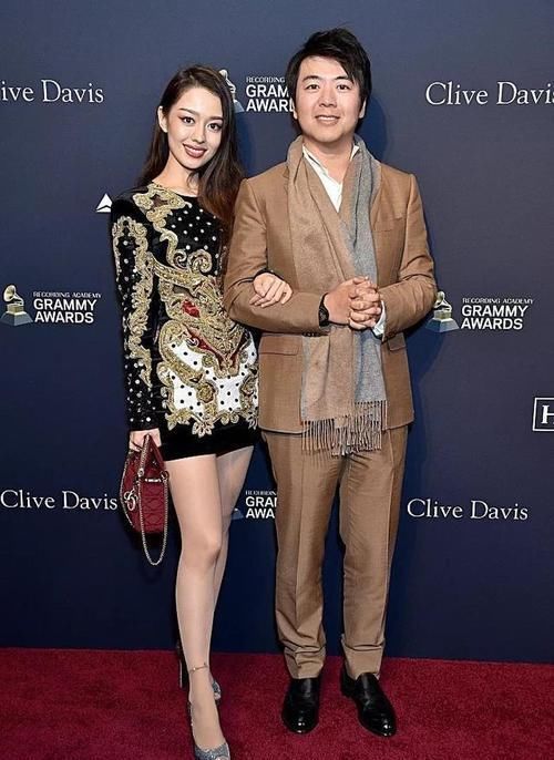  裙携：吉娜终于不穿针织衫，穿金色刺绣裙携夫亮相，丝袜配鱼嘴鞋太土气