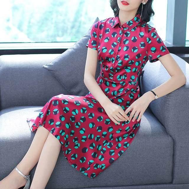 看了一眼就很喜欢的连衣裙，上身尽显优雅迷人的女人味