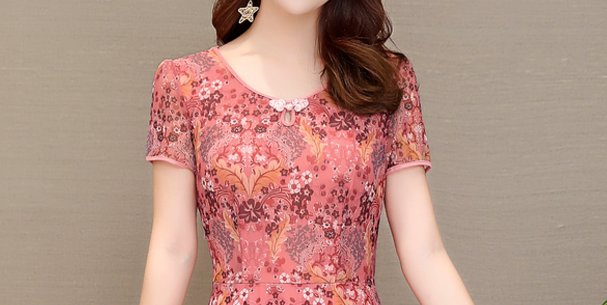 别再穿大妈装了?奔5女人推荐这种碎花裙，修身又显白，越穿越美