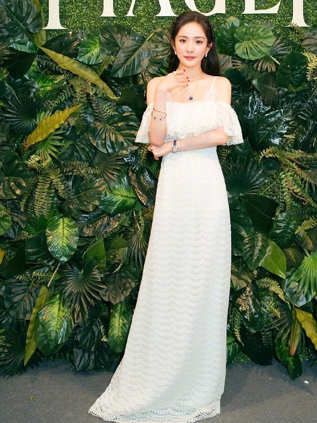 唐嫣比杨幂大三岁，同穿吊带白裙，一个优雅一个却很少女!