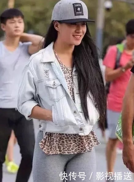 气质小姐姐微胖身材非常诱人，紧身裤穿搭勾勒紧俏圆滑的臀部吸睛