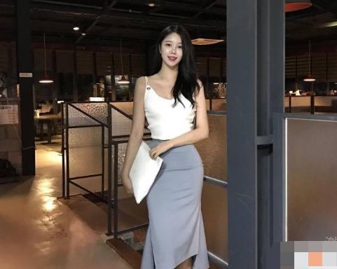 街拍：成熟清爽纯净靓丽的少女，火辣身材搭配时尚让人怦然心动!