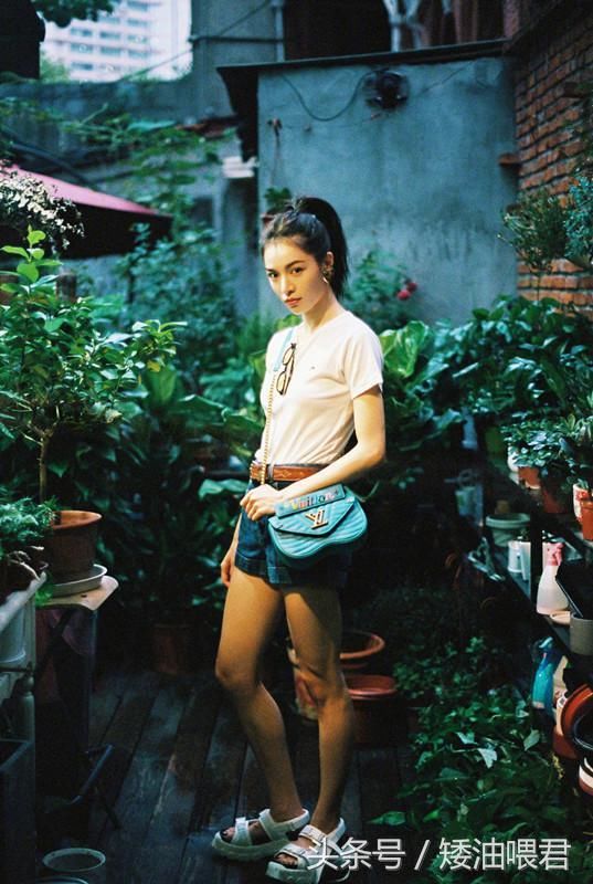 钟楚曦撅屁股闻花“仪态万千”，脚上鞋子被无情嘲笑：内衣带绑的