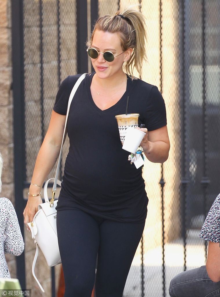 希拉里达夫素面朝天露小雀斑显可爱  挺孕肚出街全黑look扮瘦