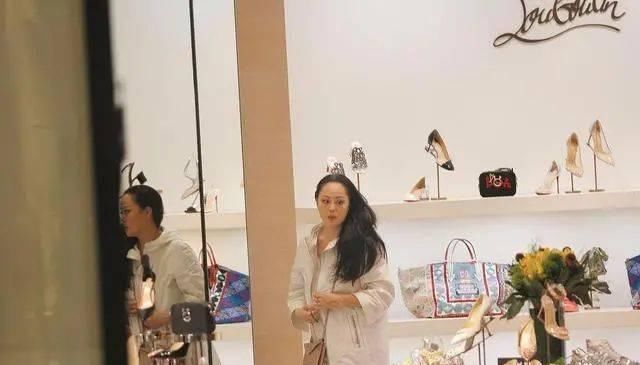  得更加@章小蕙近照看着不性感，脸肿成普通大妈，但起码是纯天然的！
