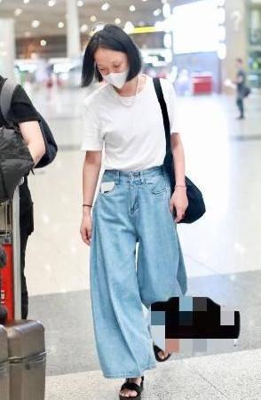 周迅素颜现身，皮肤暗淡、发际线高，瞬间老了一个年代