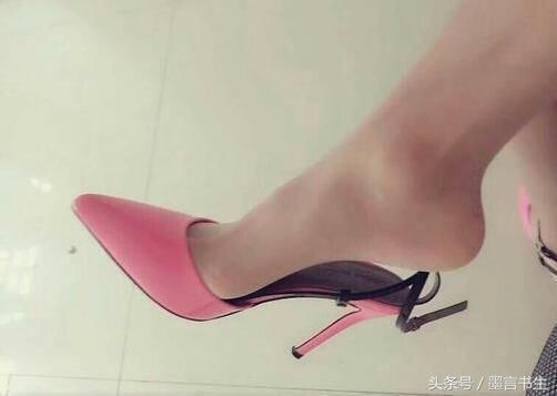 尖头细跟跟，打扮起来时尚，有着不一样的美感