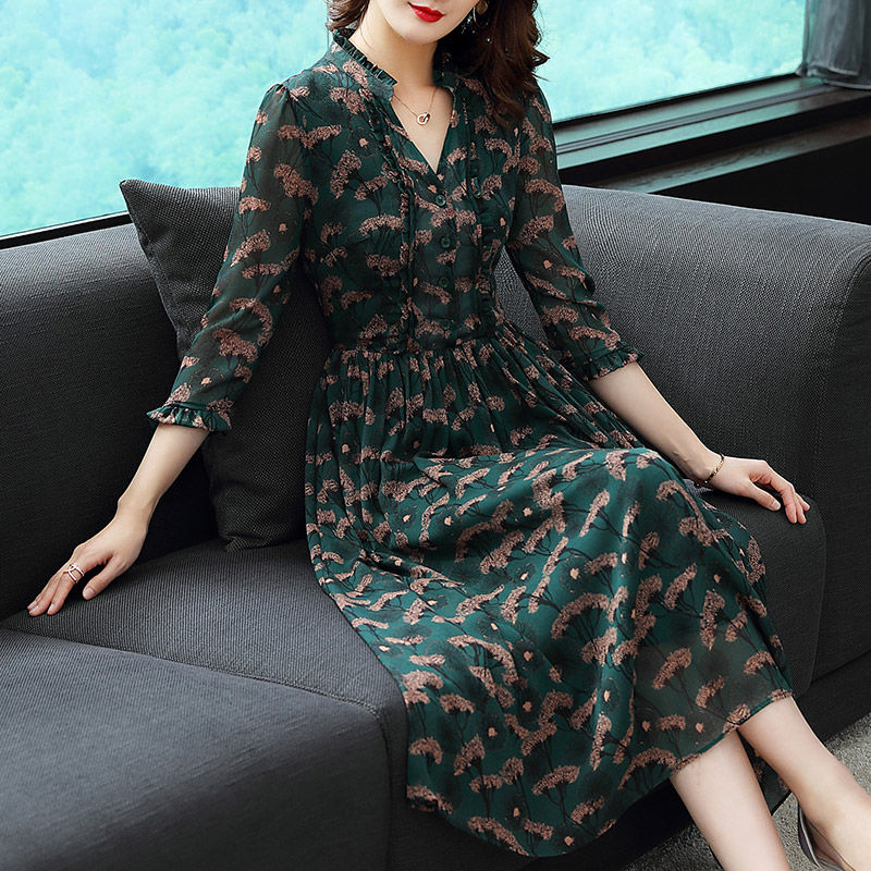 九月这么多秋裙，52岁老婆偏偏挑中了这款棉麻秋裙，虽贵却很美