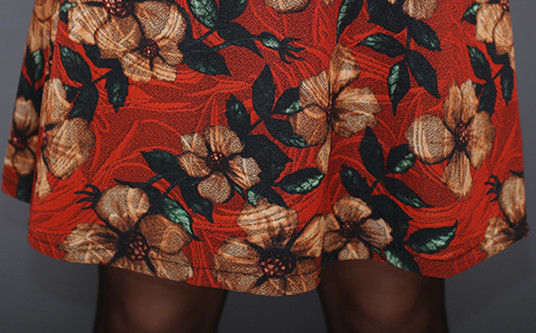 连旗袍都自愧不如的秋裙!70后美女国庆出游穿，都美得爆水管