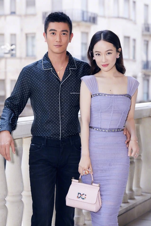 霍思燕和丈夫出席活动女人味十足，却没有手里上万元的包包抢眼！