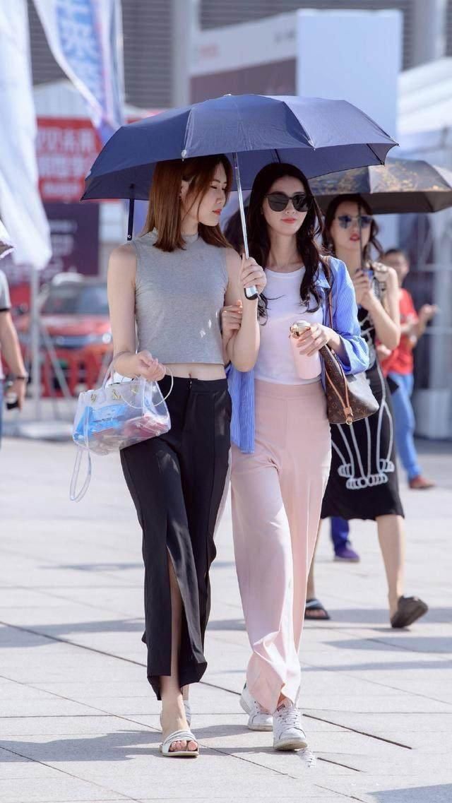 美女街拍：夏日街头的小姐姐们，满街都是大长腿