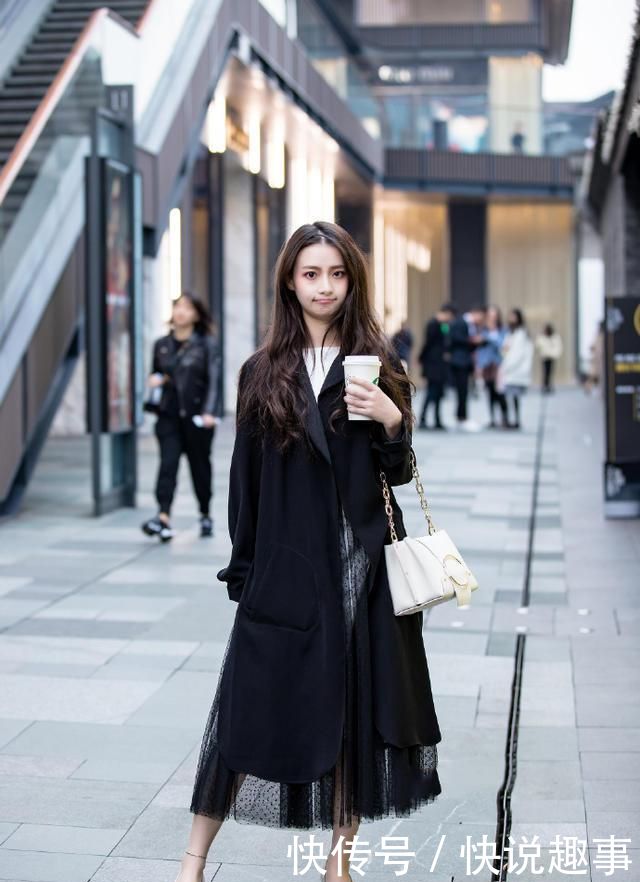  『善于』街拍穿搭：做一个善于倾听的伴侣，这是给对方最温柔的关注！