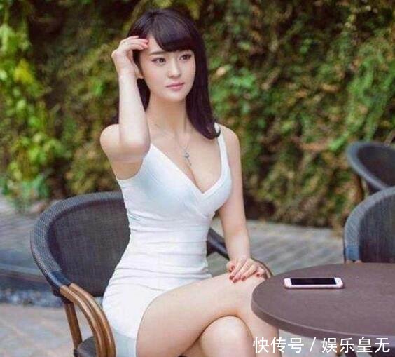 包臀裙性感中不失得体, 露出大长腿, 曲线身材尽显无遗!