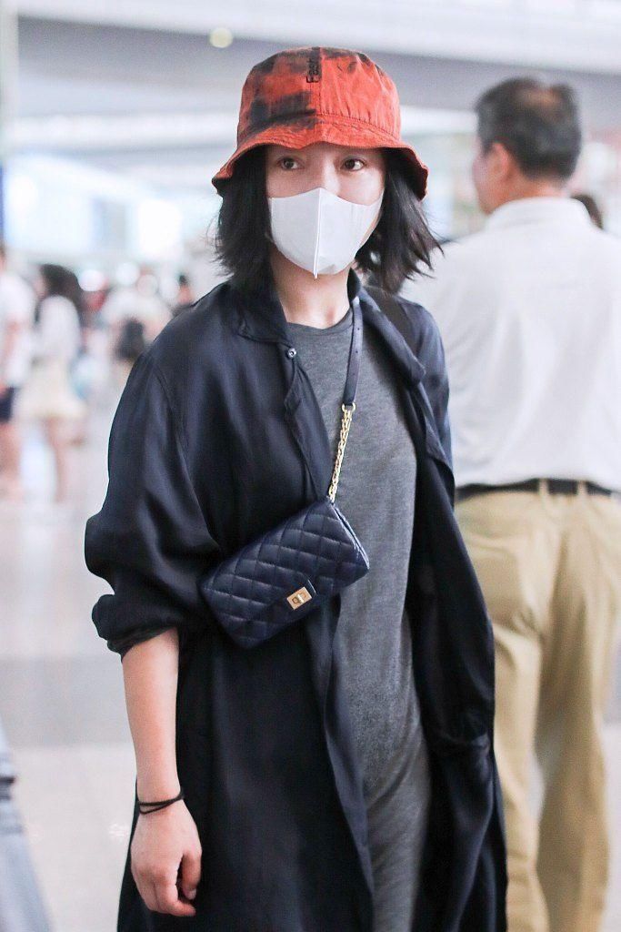 休闲凉鞋硬是穿成增高鞋，周迅为了显高，也不管好不好看了!