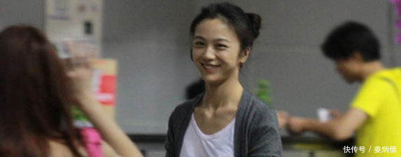 平时穿得像路人，一上台却惊艳众人，汤唯给女明星做了最好示范！