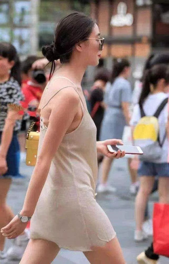 街拍：小姐姐薄纱连衣裙逛街，很有魅力，网友：确定不是睡衣？