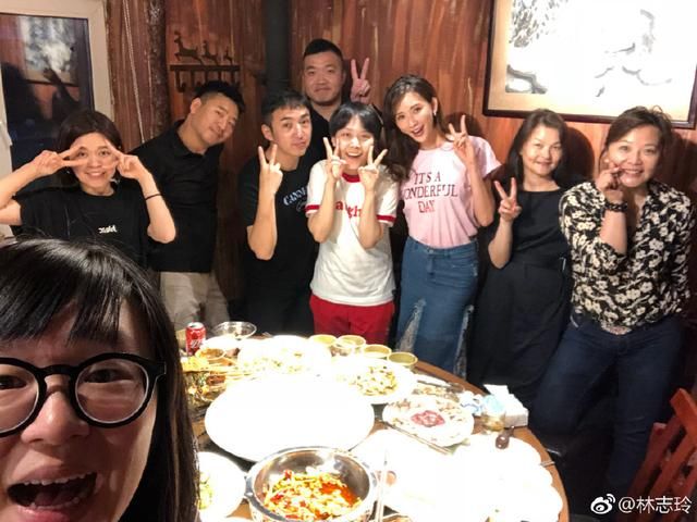 44岁的林志玲出席活动，礼服上半身开好大，网友：被惊艳到了