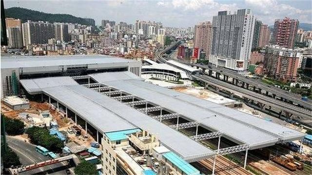 中国最大地下火车站:主体结构有地下三层，仅出入口就有16个