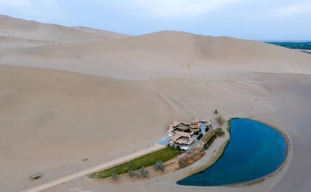 90%的游客没看过，航拍真正沙漠绿洲，敦煌月牙泉胜迹