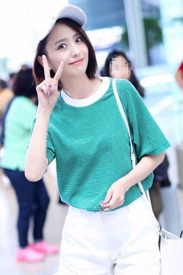 佟丽娅简直是T恤搭短裤的教科书，每一套都能穿出你想要的效果！