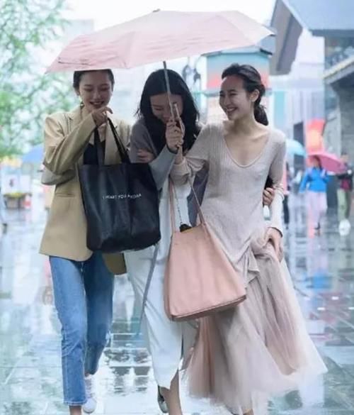  『搭配』街拍：天生丽质的小姐姐，一件白色短袖配黑色短裙，青春靓丽气息