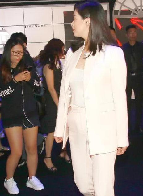 当蒋欣和俞飞鸿同穿西装,网友:终于见识了熟女的魅力有多大