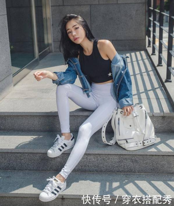 简约气质的打底裤美女，身姿丰盈，特别吸引眼球！