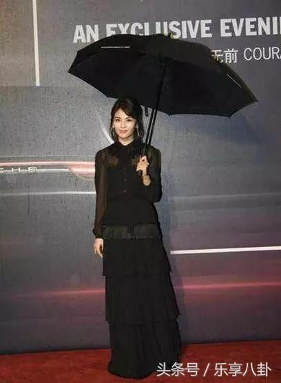 刘涛一袭黑色长裙外形酷似肥肠 脱掉长裙换短裤这个缺点被曝光