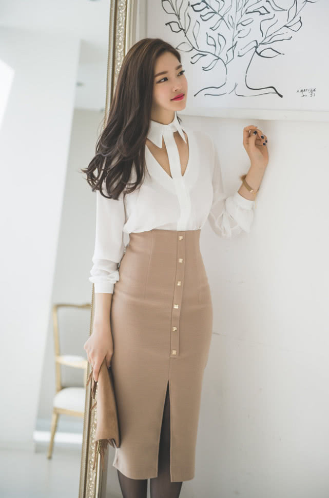 温润典雅又气场强大的美女，精致的长裙，处处流露出成熟的魅力！