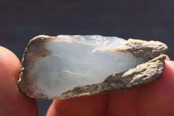 缅甸8000块买回来的原石，竟切出高冰种，货主自己都懵了！