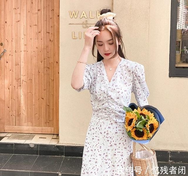 『色为底色』赶紧把白衬衫扔了吧,换上碎花裙,这个春天美死你