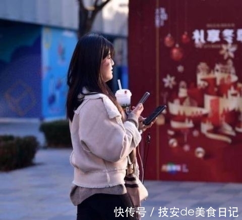 『美女』街拍:丹唇外朗的美女,一件浅色一字肩配牛仔热裤,青春活力气质