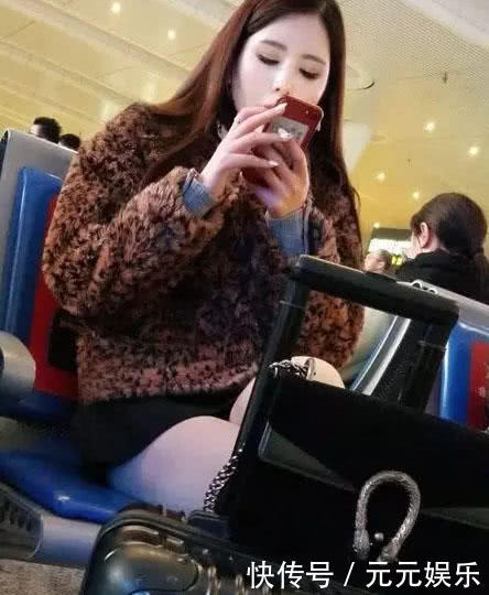 候车厅貂皮丝袜小姐姐，浑圆白皙的美腿很有女人味