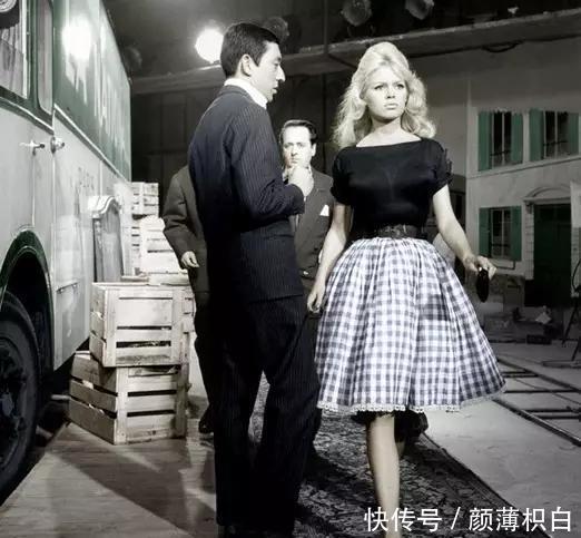 【显瘦】别穿百褶裙了,2020流行“格纹裙”,显瘦还减龄,轻松上档次!