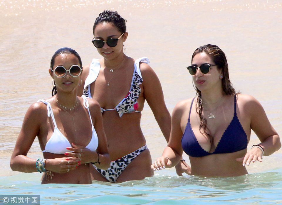 巴西超模莱斯里贝罗与闺蜜度假 巧克力肌肤配白色比基尼竟然美哭