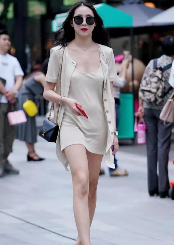 街拍： 身材火辣时尚性感的小姐姐，一身紧装魅力十足！