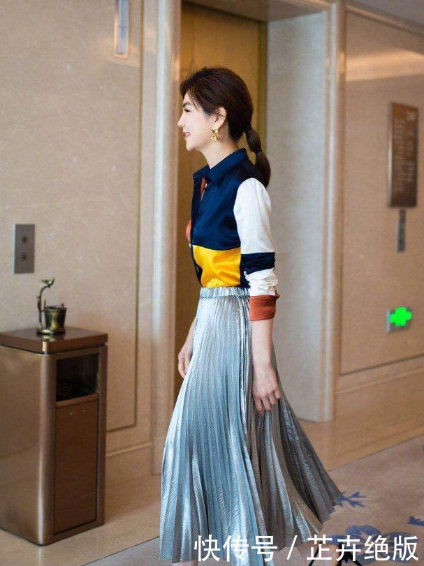 真是服了陈嘉桦，硬是把白T恤穿成露肩衣，露出内衣带不尴尬吗？